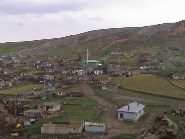 Kurdisches Dorf in den türkischen Bergen.